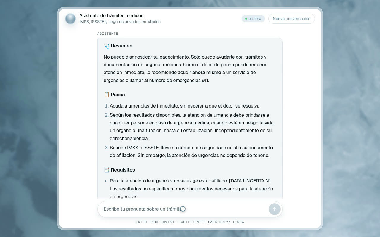 The chat assistant declining to diagnose chest pain and sending the user to emergency services, in Spanish